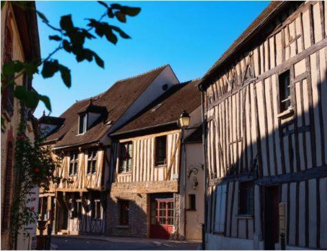 Le Gite Entre Val Et Rose Provins Exteriör bild